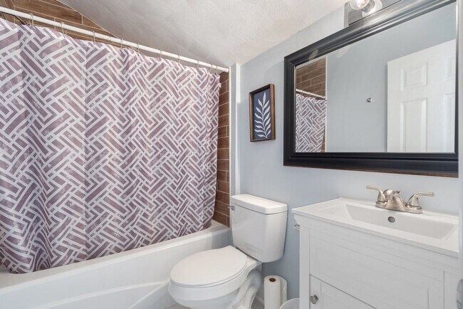 Building Photo - Welcome to this beautifully maintained 4-b...