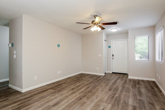 Building Photo - 195 W Brangus Way