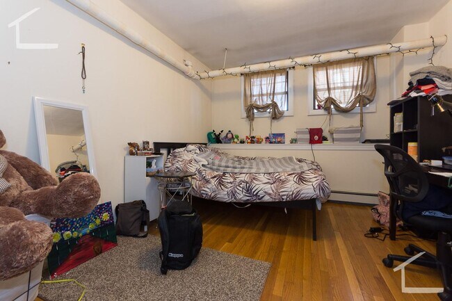 Building Photo - No Brokers Fee, heat, Hot Water Included, Garden Level Recently Renovated Unit, Laundry on a Site