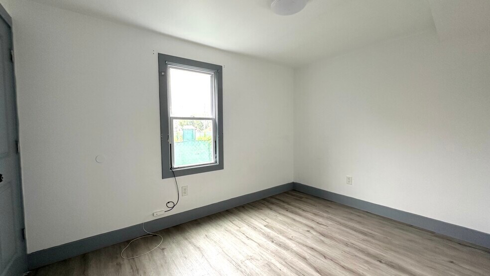 Building Photo - 655 S 11th St