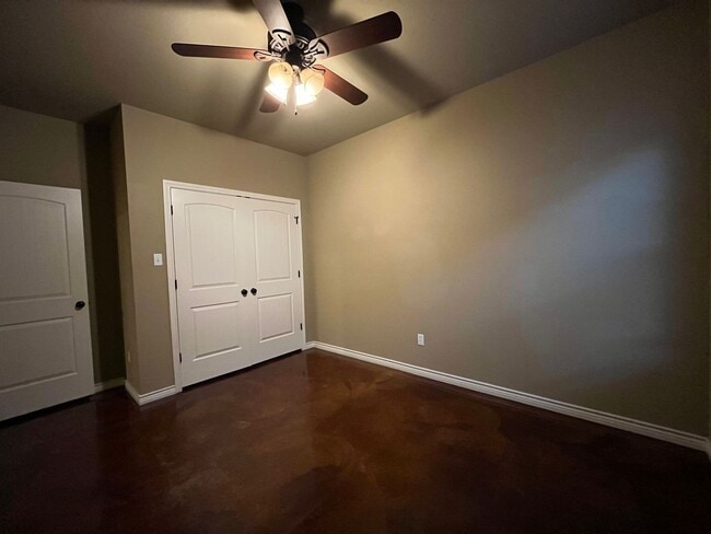 Building Photo - 3 Bedroom Single Family Home