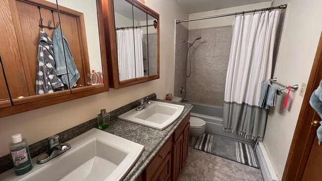 Building Photo - Single Family House off Turpin! 3 Bed/2 Ba...