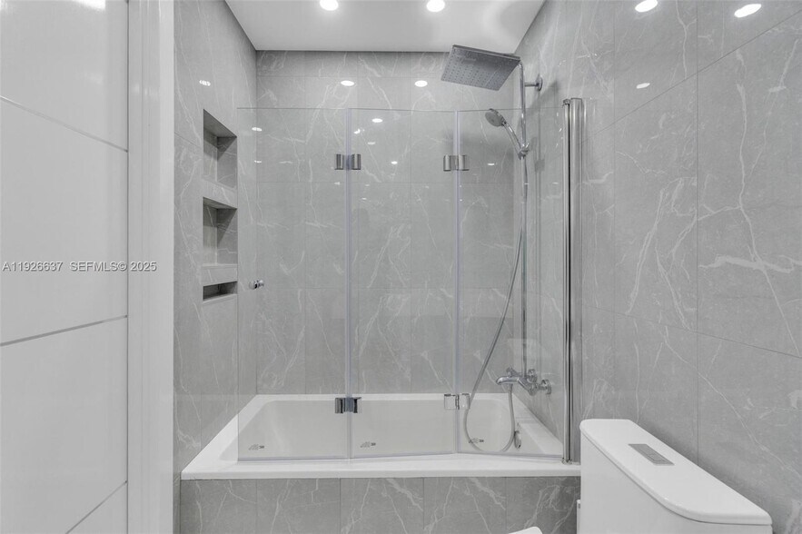 Building Photo - 18011 Biscayne Blvd