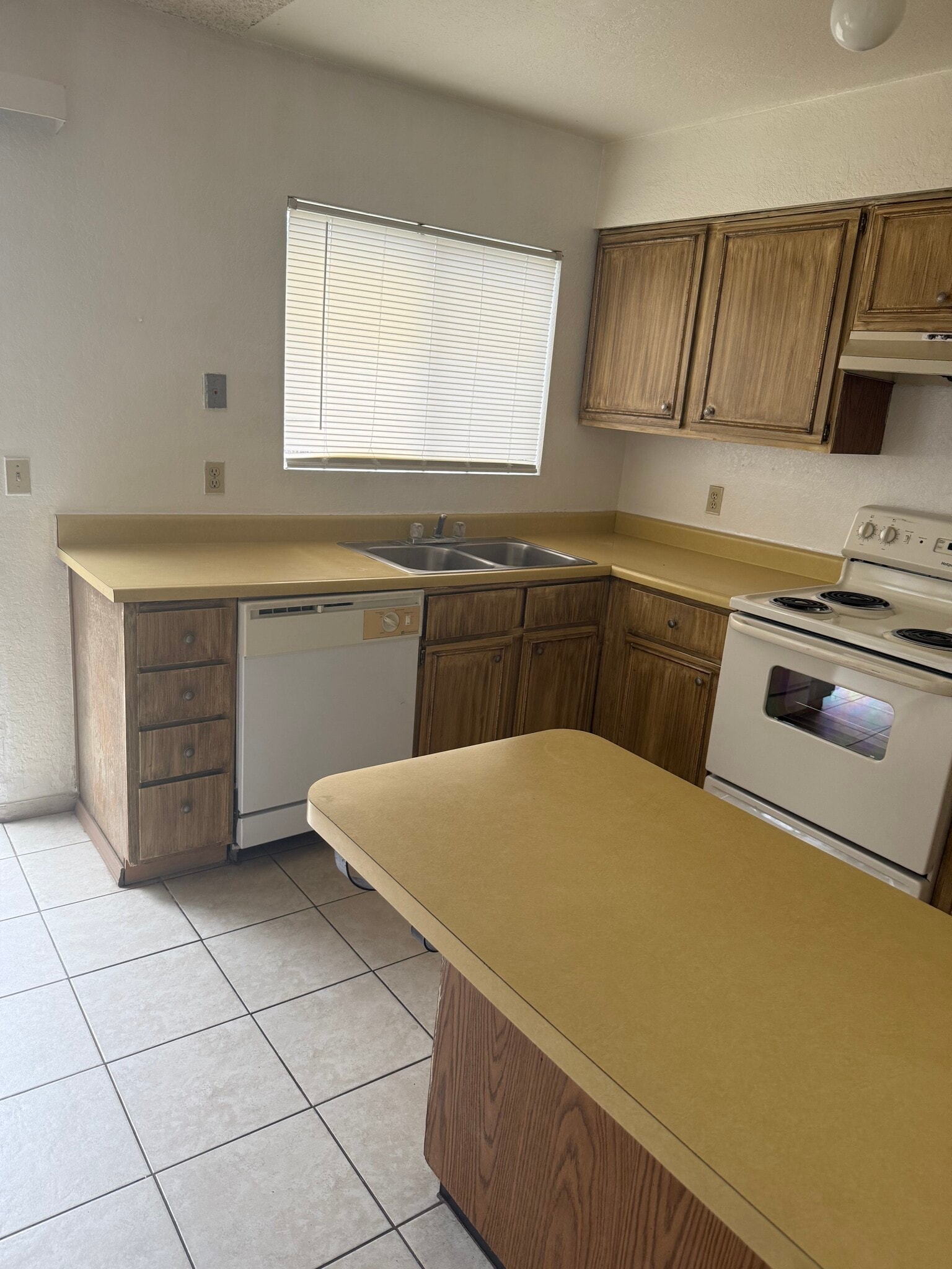 Building Photo - 433 Avenida Garza