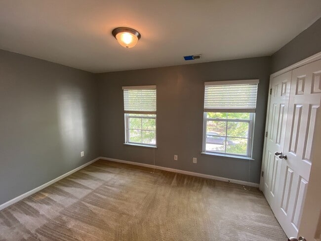 Building Photo - Beautiful Townhome located in the Cedar Mill Complex!