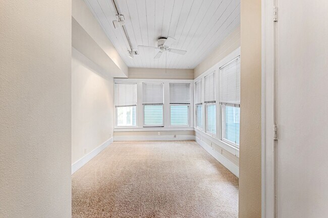 Building Photo - 4 Bedroom, 3 Bath in North Campus / Hyde Park