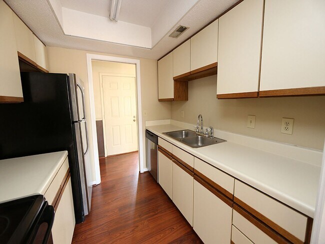 Building Photo - 4908 Pine Cone Dr