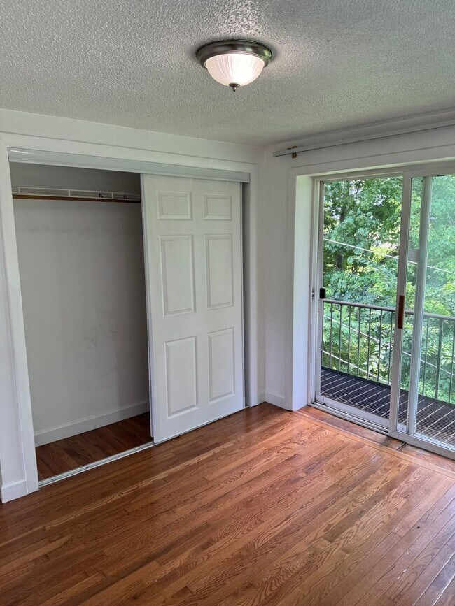 Building Photo - One bedroom Southwick Ma U-11