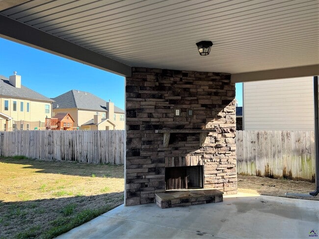 Building Photo - 105 Lacey Oak Ln