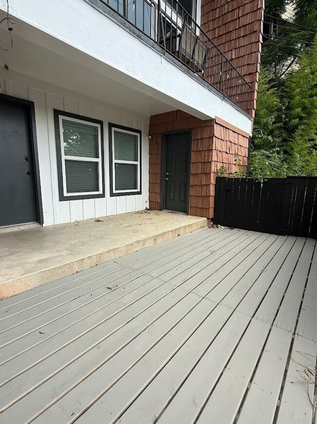 Building Photo - Remodeled Private San Pedro Square Studio