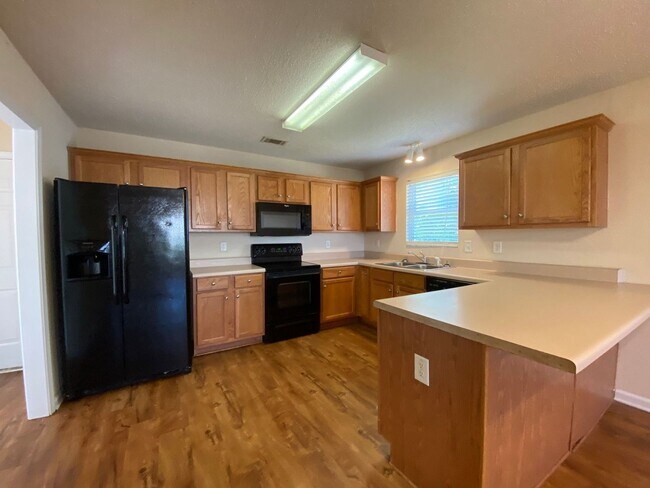 Building Photo - PRE-LEASING FOR AUGUST 2026 ! 1/2 DEPOSIT SPECIAL