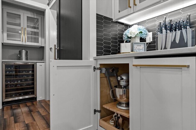 Building Photo - 9004 W 148th St