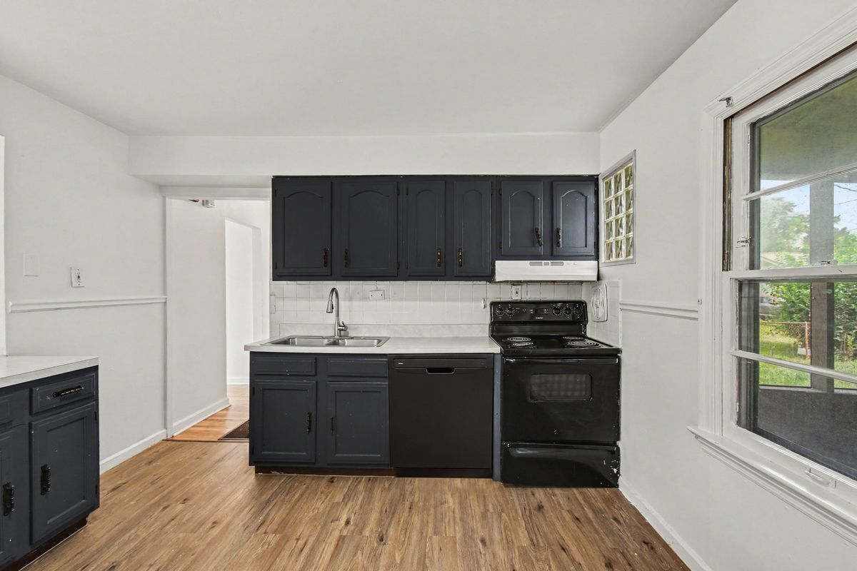 Building Photo - 250 Maple Dr