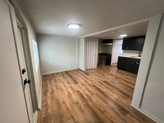 Building Photo - 2 Bed 1 Bath House in Westwood Neighborhood