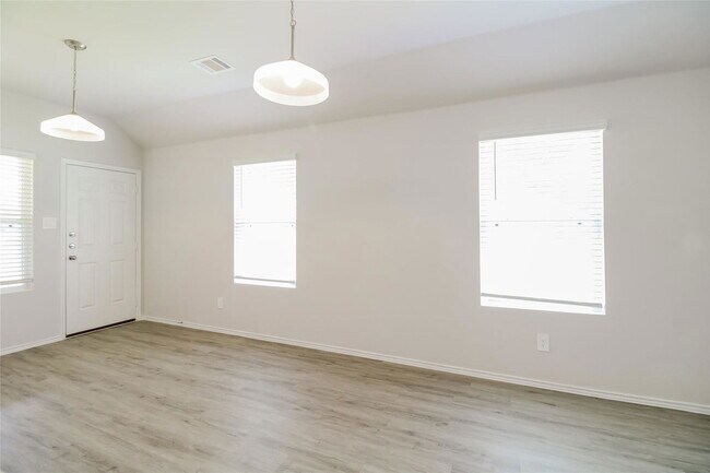 Building Photo - 2468 Carp Dr
