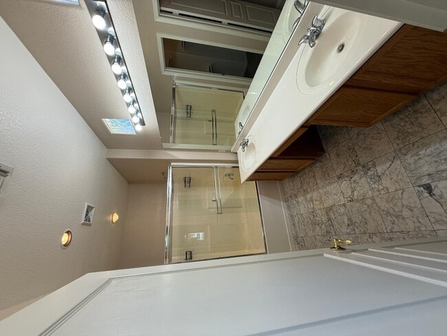 Building Photo - 336 N 77th Pl