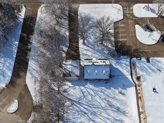 Building Photo - 705 E 9th St