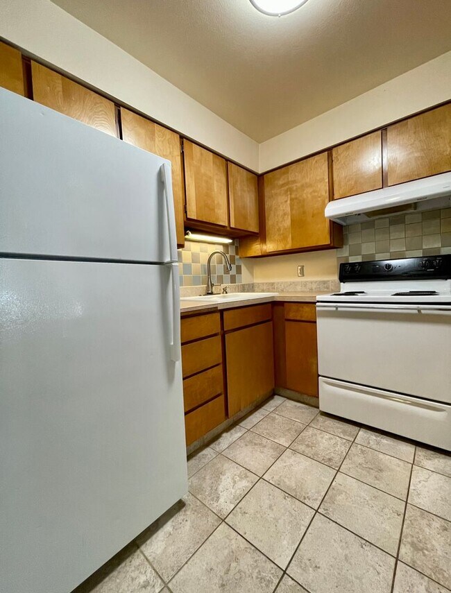 Building Photo - Irvington Top Floor 1 Bed~ Off Street Park...