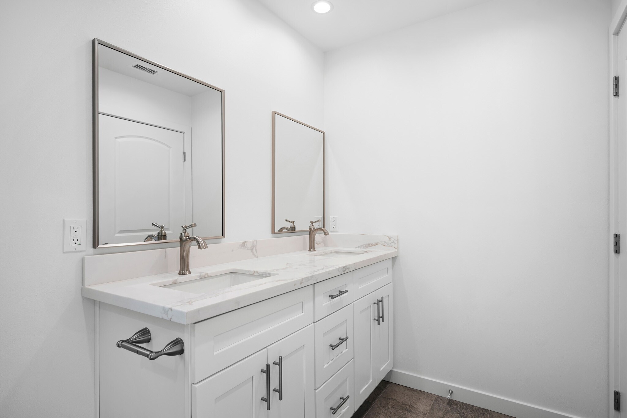 Building Photo - 7649 Thousand Oaks Dr