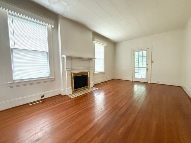 Building Photo - Large Home Available in Wadesboro