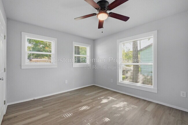 Building Photo - 718 W Belden St