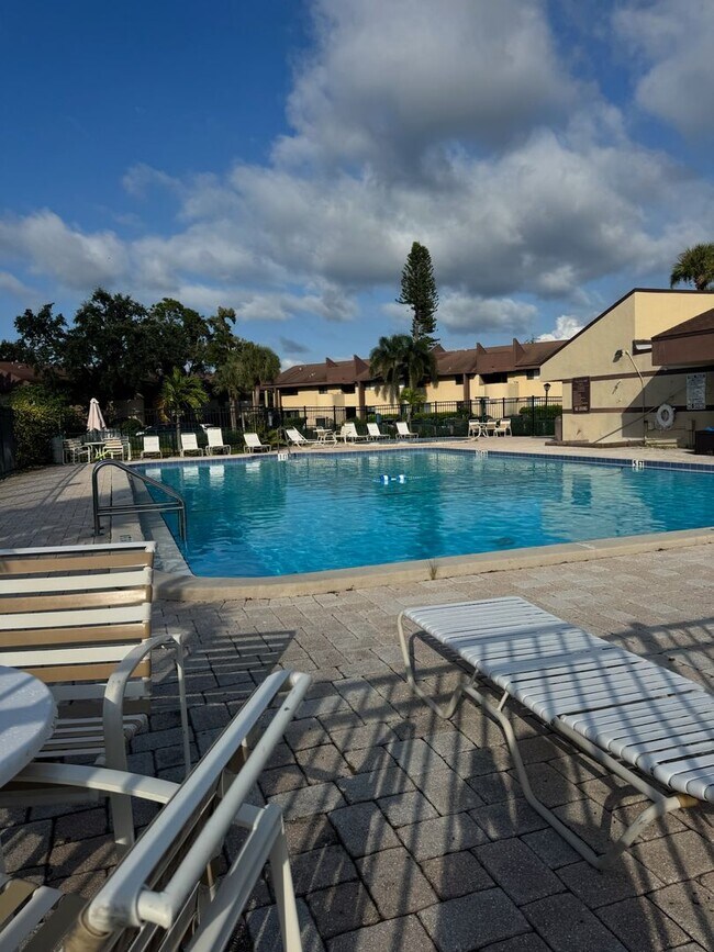 Building Photo - 3 BR / 2 BA Ground-Floor Condo | Screened ...