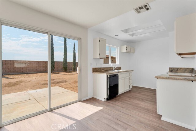 Building Photo - 15368 Ross Dr