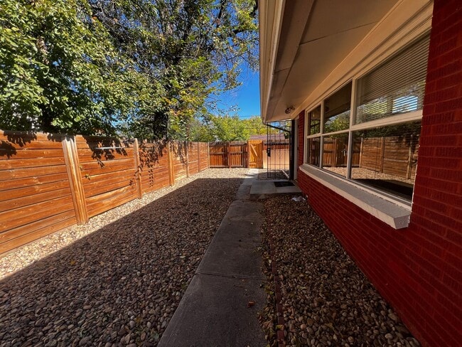 Building Photo - Charming 2 Bedroom, 1 Bathroom Duplex in Aurora