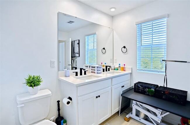 Building Photo - 1120 Lakeshore Breeze Pl