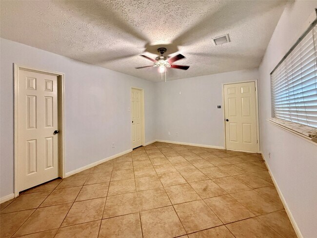 Building Photo - 9019 Autumnsong Dr