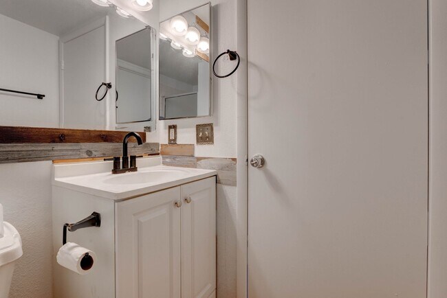 Building Photo - 5519 Myron Cir