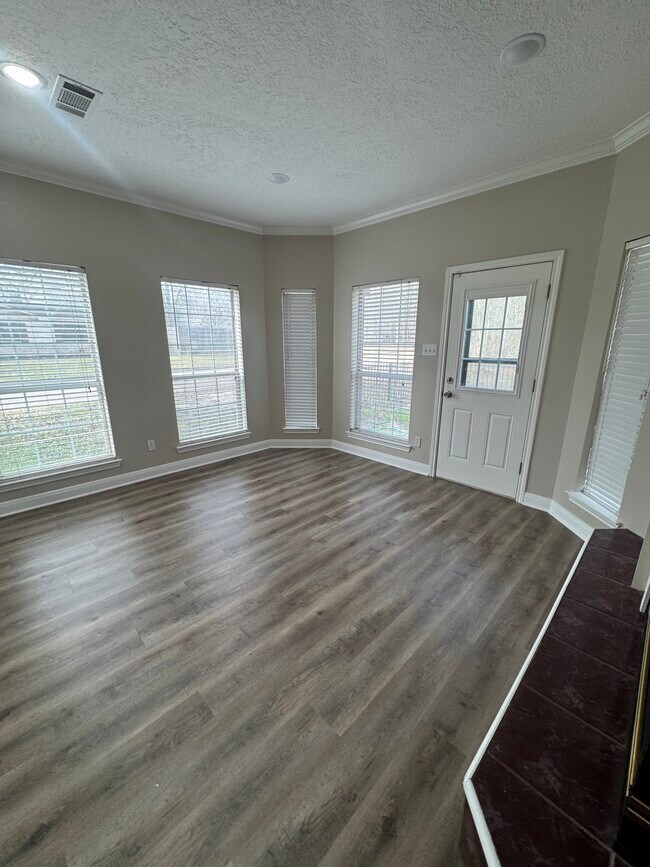 Building Photo - 201 Pebble Springs Ln