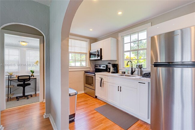 Building Photo - 227 SW 30th Ave