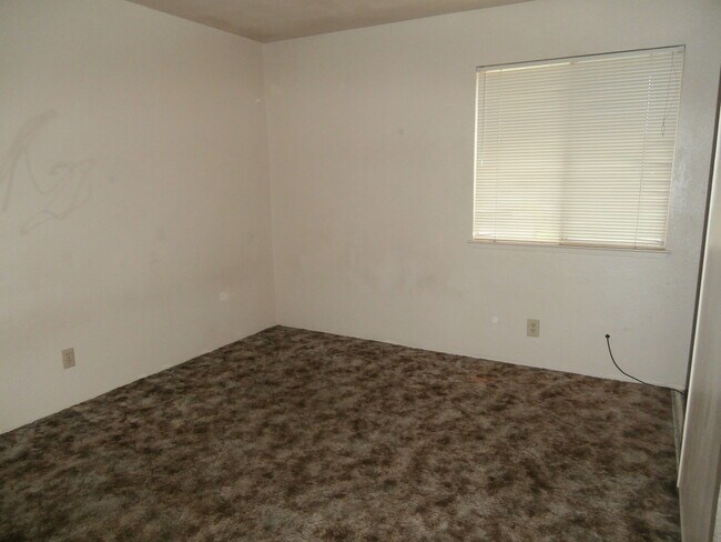 Building Photo - 4 Bedroom 1.5 Bathroom Townhouse (Accepting Section 8)