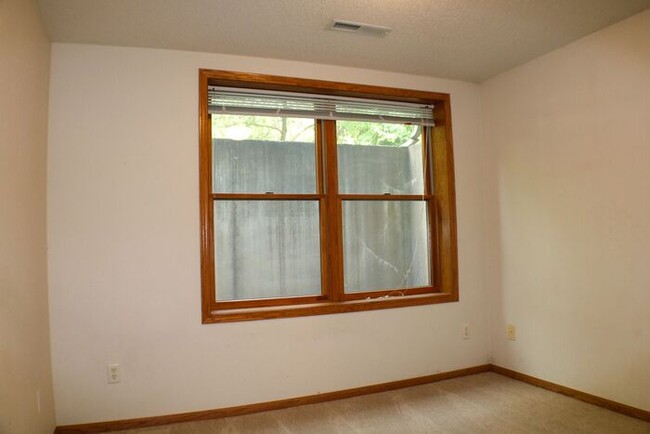 Building Photo - $2,050 | 4 Bedroom, 2 Bathroom Town Home |...