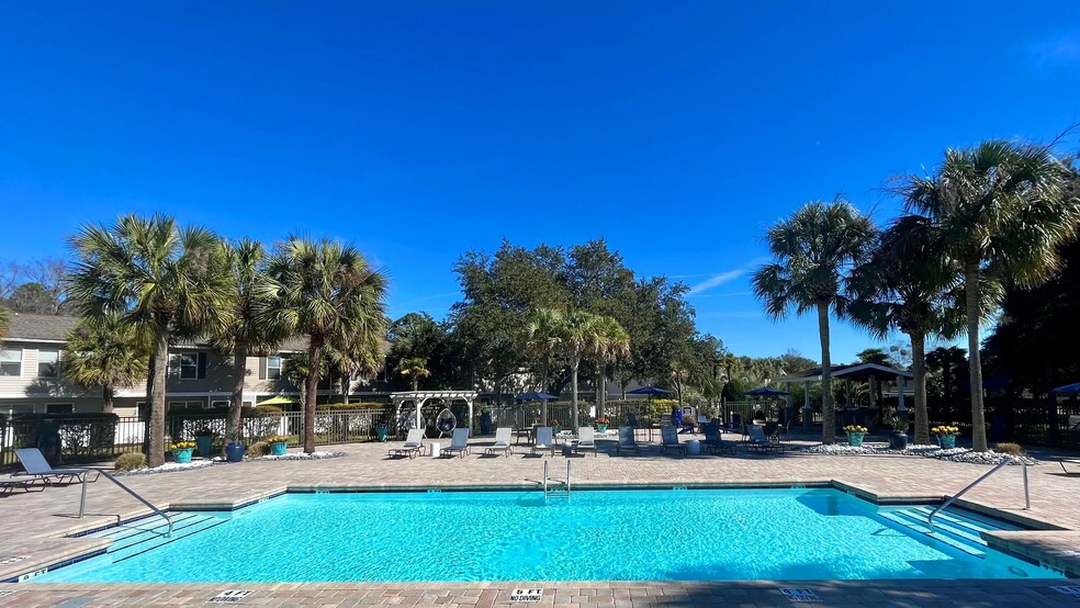 Immerse in the joy of our resort-style pool and expansive sundeck—a sunlit tropical paradise. - Lanier Landing