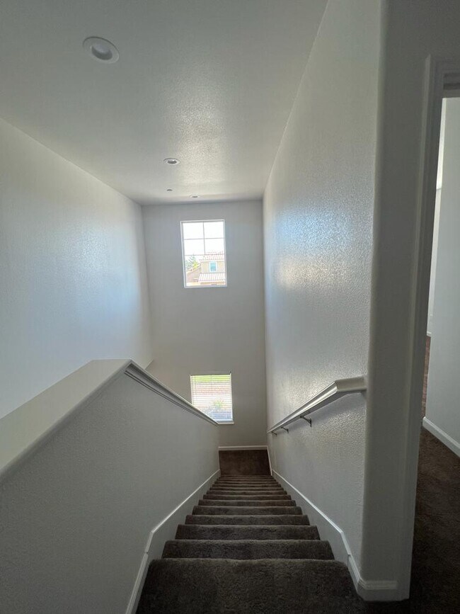 Building Photo - Spacious 4-Bedroom Retreat with 2.5 Baths in Los Banos – Your Ideal Family Home Awaits in a gated...