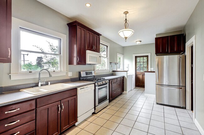Building Photo - Perfect Blend of Piedmont Ave Energy & Tree-Lined Tranquility