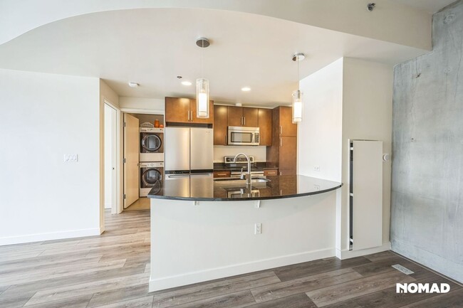 Building Photo - Best Value Luxe One Bedroom Downtown