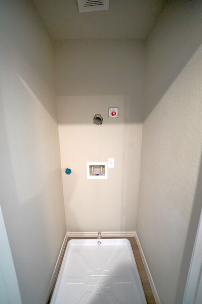 Building Photo - Brand New Duplex Rental Now Available in Converse, TX! Realtor Commission: $600