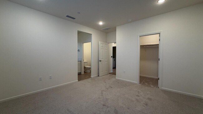 Building Photo - 2173 N Renn Ave