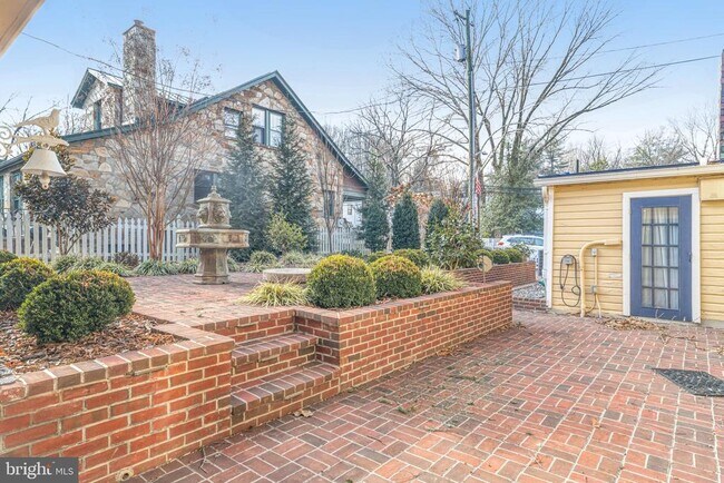 Building Photo - 7153 Main St