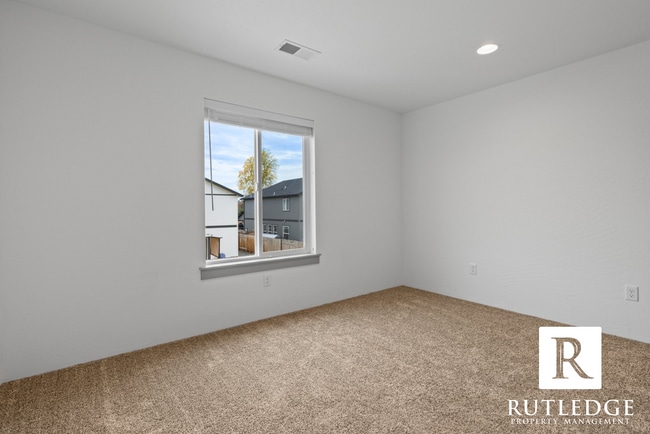 Building Photo - New 3 Bed/2.5 Bath Townhome in Medford