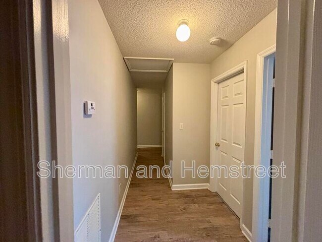 Building Photo - 406 Commons Dr