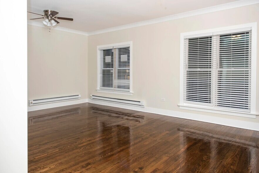 Building Photo - 727 W Roscoe St