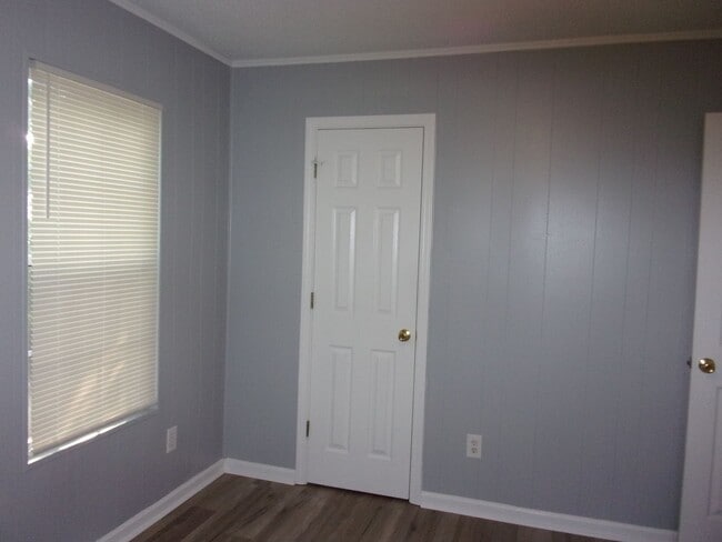 Building Photo - 3 Bedroom 1 Bath Home Recently Updated