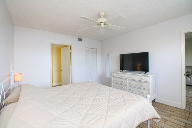 Building Photo - ** 2/2 FIRST FLOOR EMERALD LAKES BEAUTY RE...