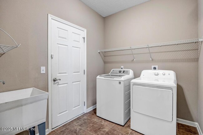 Building Photo - 624 Headwaters Ln