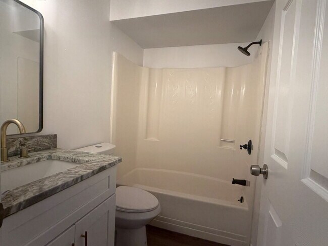 Building Photo - "Charming 2-Bed, 2-Bath Condo Retreat in Punta Gorda's Prime Location - 950 Sq Ft of Comfort!"