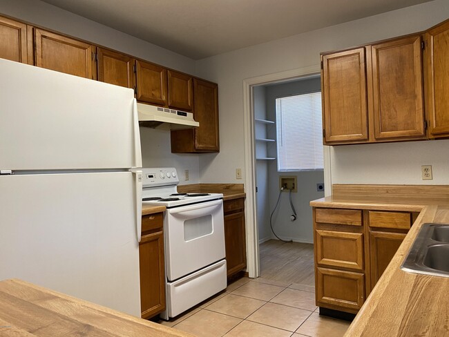 Building Photo - 6932 W Paradise Dr